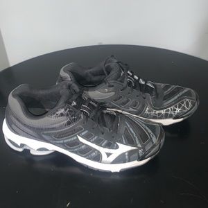MIZUNO WOMEN`S 10 WAVE VOLTAGE VOLLEYBALL SHOES - BLACK/SILVER